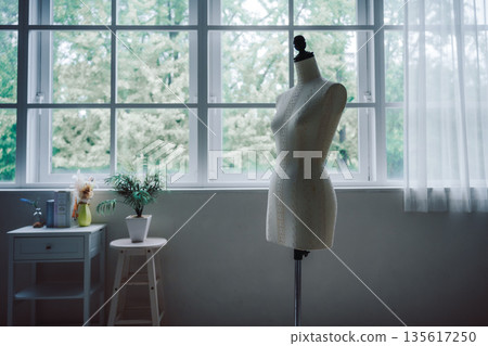 窗邊的軀幹和植物 135617250