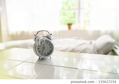 早上7點的鬧鐘 早上7點的鬧鐘 135617258