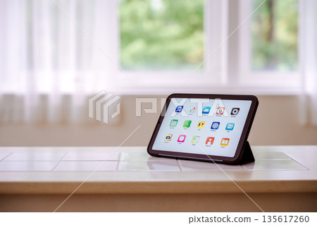 立式平板電腦和視窗 立式平板電腦和視窗 135617260