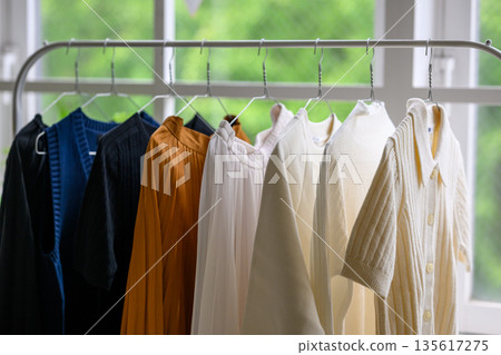 掛在衣架上的衣服 135617275