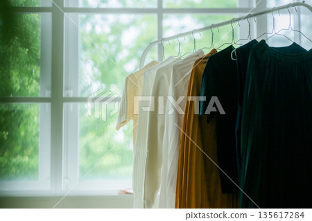 室內晾曬衣物和窗戶 室內晾曬衣物和窗戶 135617284