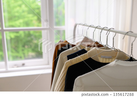 換衣服和整理衣服 換衣服和整理衣服 135617288