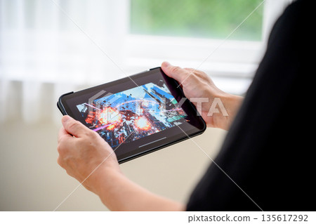 平板電腦上的科幻遊戲 135617292