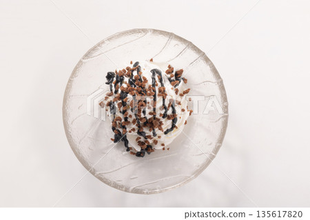 鮮奶油、巧克力碎和巧克力醬 135617820