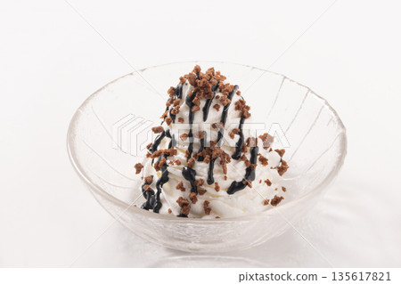 鮮奶油、巧克力碎和巧克力醬 鮮奶油、巧克力碎和巧克力醬 135617821