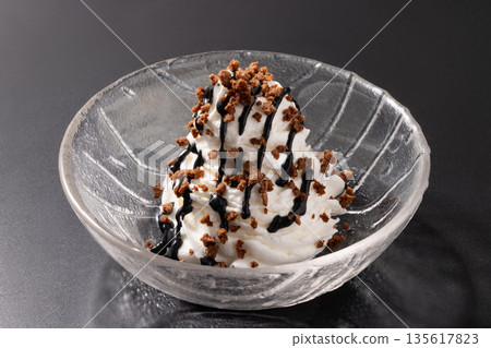 鮮奶油、巧克力碎和巧克力醬 135617823