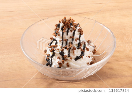 鮮奶油、巧克力碎和巧克力醬 135617824