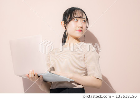 一位身著西裝的年輕女子手持筆記型電腦。這是一張以粉紅色為背景的商務圖片,適用於應屆畢業生和求職者。這是一張招募圖片,用於求職宣傳。 一位身著西裝的年輕女子手持筆記型電腦。這是一張以粉紅色為背景的商務圖片,適用於應屆畢業生和求職者。這是一張招募圖片,用於求職宣傳。 135618150
