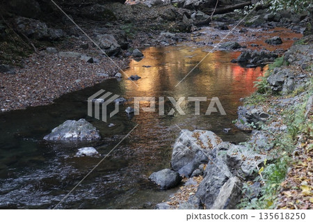 漫步於大阪府高槻市的攝津峽，欣賞秋色 135618250