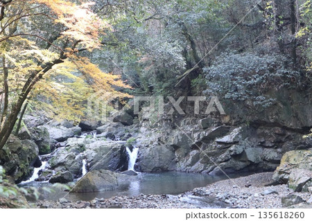 漫步於大阪府高槻市的攝津峽，欣賞秋色 135618260