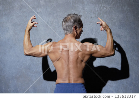 肌肉發達的老年男子擺姿勢，背影 135618317