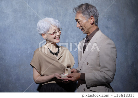 老年夫妻戒指禮物黑色背景 135618335