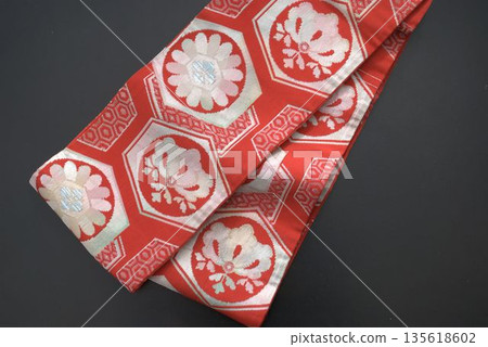 Red belt 135618602