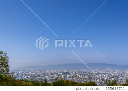 從東山山頂公園的觀景台上看到的景色 從東山山頂公園的觀景台上看到的景色 135618711