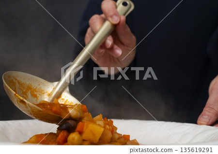 將白雜燉菜盛入盤中。 135619291