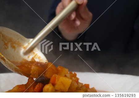 將白雜燉菜盛入盤中。 135619293