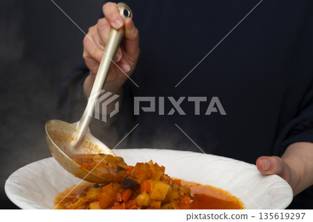 將白雜燉菜盛入盤中。 將白雜燉菜盛入盤中。 135619297