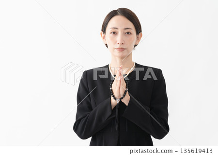 身著喪服的女子 葬禮照片 身著喪服的女子 葬禮照片 135619413