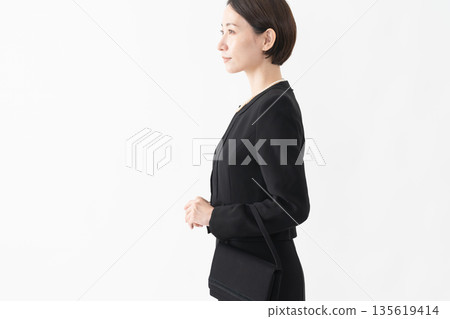 身著喪服的女子 葬禮照片 135619414