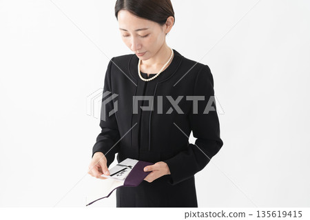 身著喪服的女子 葬禮照片 135619415