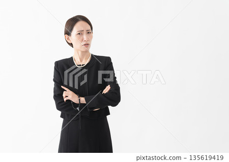 身著喪服的女子 葬禮照片 身著喪服的女子 葬禮照片 135619419