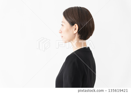 身著喪服的女子 葬禮照片 身著喪服的女子 葬禮照片 135619421
