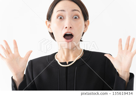 身著喪服的女子 葬禮照片 身著喪服的女子 葬禮照片 135619434
