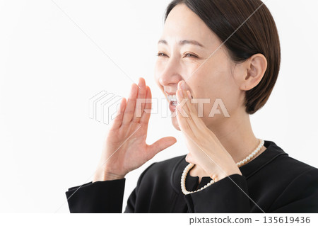 身著喪服的女子 葬禮照片 身著喪服的女子 葬禮照片 135619436