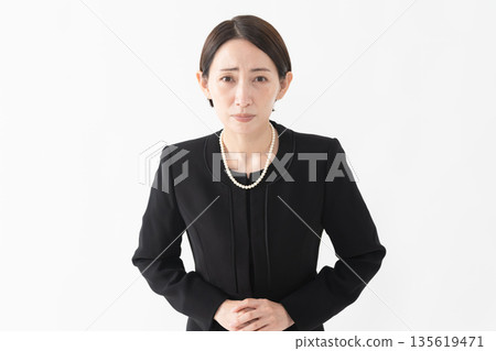 身著喪服的女子 葬禮照片 135619471