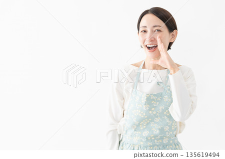 一位穿著圍裙的女士的生活方式圖片 135619494