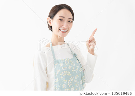 一位穿著圍裙的女士的生活方式圖片 一位穿著圍裙的女士的生活方式圖片 135619496