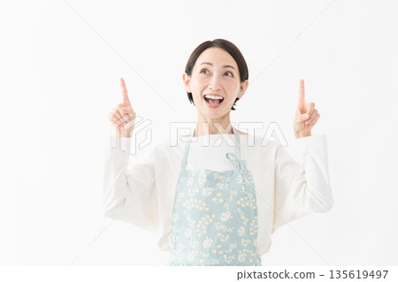 一位穿著圍裙的女士的生活方式圖片 135619497