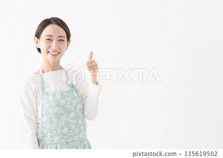 一位穿著圍裙的女士的生活方式圖片 一位穿著圍裙的女士的生活方式圖片 135619502