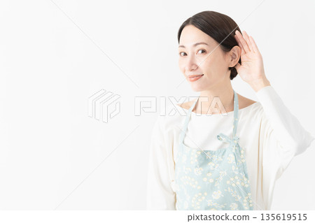 一位穿著圍裙的女士的生活方式圖片 135619515