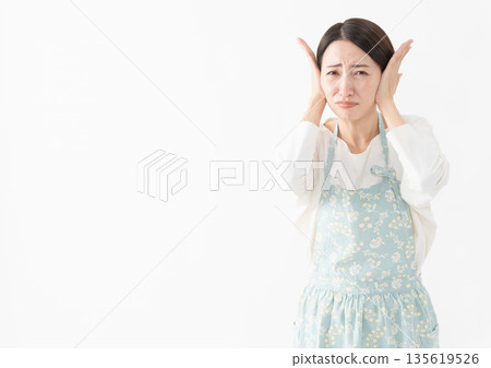 Woman wearing an apron Lifestyle image Woman wearing an apron Lifestyle image 135619526