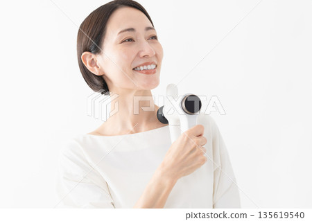 女性使用按摩器 生活方式圖片 女性使用按摩器 生活方式圖片 135619540