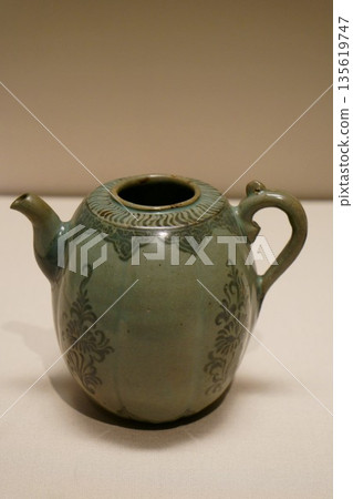 9650 青瓷鐵藝花卉紋飾瓜形水壺 9650 青瓷鐵藝花卉紋飾瓜形水壺 135619747