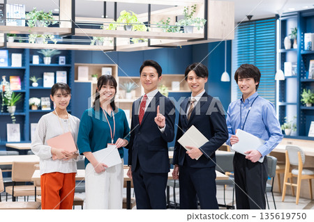 在辦公室工作的商人 在辦公室工作的商人 135619750