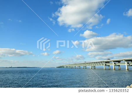 View of the Kansai Airport Link Bridge from Rinku Marble Beach [Izumisano City, Osaka Prefecture] 135620352