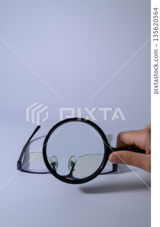 Magnifying glass and vertical copy space 135620564