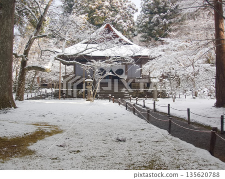 京都三千院大條極樂院的雪景 135620788