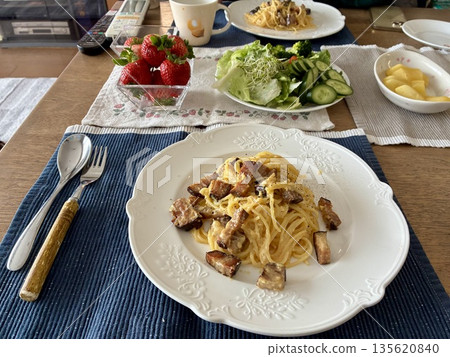 Carbonara lunch 135620840