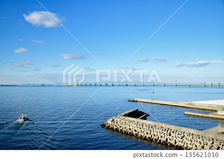 從田尻空中橋樑眺望關西機場連接橋和關西機場 [大阪府泉佐野市] 135621010