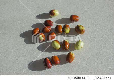These are dates that are ripening red. 135621564