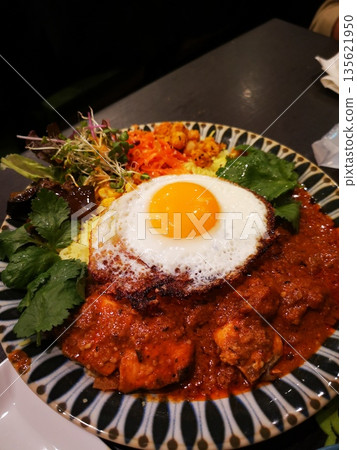 在酒吧用餐後，以咖哩飯作為結尾。 135621950