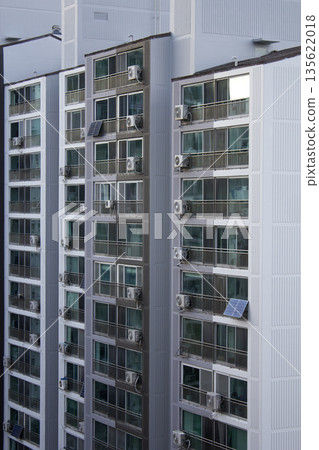 This is a close-up of an apartment in Seoul. 135622018