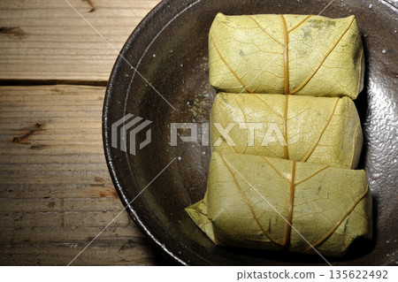 Persimmon leaf sushi 135622492