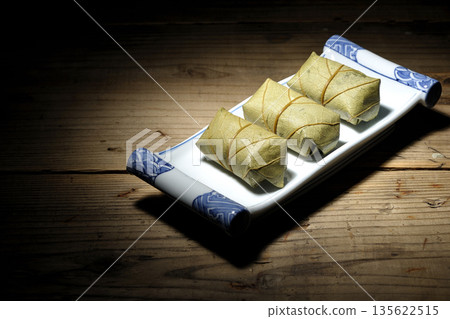 Persimmon leaf sushi 135622515