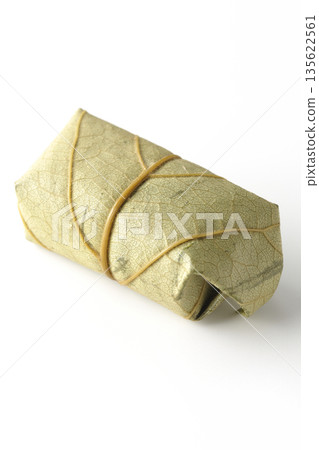 白色背景上的柿葉壽司照片 白色背景上的柿葉壽司照片 135622561