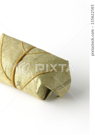 白色背景上的柿葉壽司照片 白色背景上的柿葉壽司照片 135622565